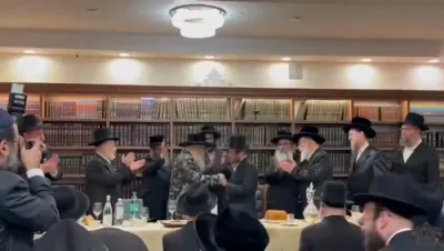 כ"ק אדמו"ר מסאטמאר שליט"א איז זיך משתתף ביים סעודת הודאה פון הרה"ח ר' משה יצחק ווערטהיימער הי"ו ממשמשים בקודש ביי כ"ק אדמו"ר בעל ברך משה זצ"ל, וואס איז אפגעראכטן געווארן צוזאמען מיט א סיום הש"ס אין ביהמ"ד בית מנחם