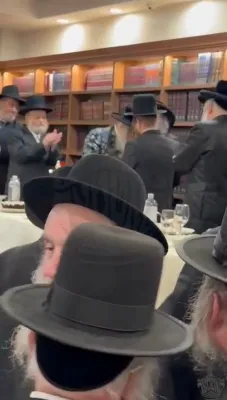 כ"ק אדמו"ר מסאטמאר שליט"א איז זיך משתתף ביים סעודת הודאה פון הרה"ח ר' משה יצחק ווערטהיימער הי"ו ממשמשים בקודש ביי כ"ק אדמו"ר בעל ברך משה זצ"ל, וואס איז אפגעראכטן געווארן צוזאמען מיט א סיום הש"ס אין ביהמ"ד בית מנחם