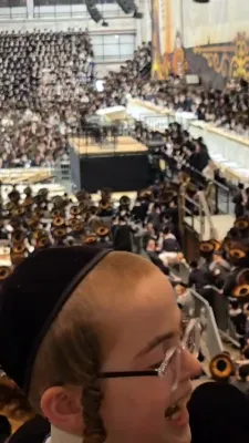 צענדליגע ווידיאוס פון סיום קריאת ספר תורה פון קדשינו בחצר הקודש סקווירא