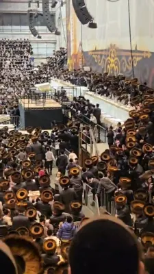 צענדליגע ווידיאוס פון סיום קריאת ספר תורה פון קדשינו בחצר הקודש סקווירא