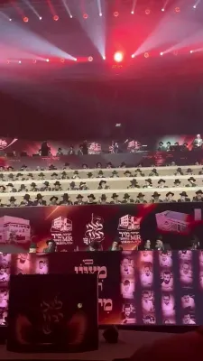 זאנוויל וויינבערגער זינגט ביי די גרויסע מירע מעמד 