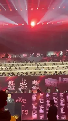 זאנוויל וויינבערגער זינגט ביי די גרויסע מירע מעמד 