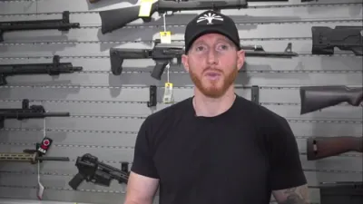 טוסאן וואפן געשעפט אייגענטימער העלפט עף-בי-איי אידענטיפיצירן א פארדעכטיגטן.