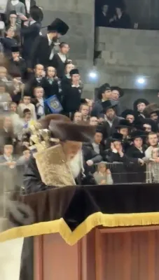 כ"ק אדמו"ר ממחנובקא שליט"א ביי הכנסת ספר תורה אין נייע בית המדרש  