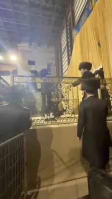 כ"ק אדמו"ר ממחנובקא שליט"א ביי הכנסת ספר תורה אין נייע בית המדרש  