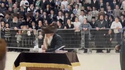 כ"ק אדמו"ר ממחנובקא שליט"א ביי הכנסת ספר תורה אין נייע בית המדרש  