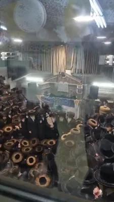 כ"ק אדמו"ר ממחנובקא שליט"א ביי הכנסת ספר תורה אין נייע בית המדרש  