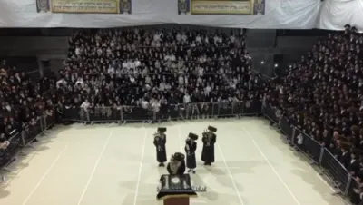 כ"ק אדמו"ר ממחנובקא שליט"א ביי הכנסת ספר תורה אין נייע בית המדרש  