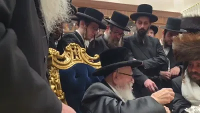 כ"ק אדמו"ר מקרעטשניף כפר עטה שליט"א באזוכט ביי כ"ק אדמו"ר מסקווירא שליט"א 