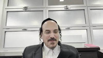 א הערליכע מעשה "דער הייליגער ניגון פונעם טאַטנס לערנען גמרא: האט צוריק געברענגט די טאכטער צו אידישקייט" - דורך הרב אליהו שווארץ ביים שיעור פון עמוד היומי דרשו -פסחים דף קח ע"א