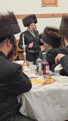 אב"ד סיגוט שליט"א טרעט אויף  ביי סעודת שלושים של אשת הרב ר' לייבוש טייטלבוים ז"ל (בן ר' אהרן מאוהעל) פארגעקומען אין קהל עצי חיים סיגוט