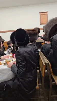 אב"ד סיגוט שליט"א טרעט אויף  ביי סעודת שלושים של אשת הרב ר' לייבוש טייטלבוים ז"ל (בן ר' אהרן מאוהעל) פארגעקומען אין קהל עצי חיים סיגוט