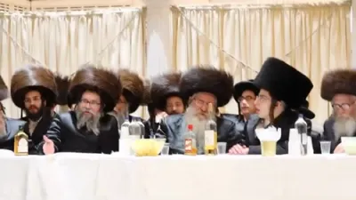 כ"ק אדמו"ר סקולען ירושלים שליט"א זינגט 'תפן אלינו ברחמים'