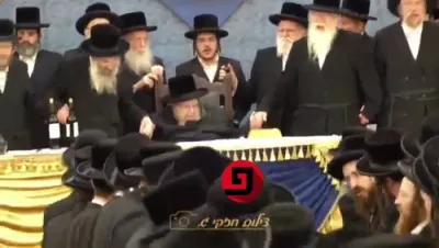 כ"ק אדמו"ר מבעלזא שליט"א קושט די האנט פון הגאון רבי אברהם דירענפעלד שליט"א 
