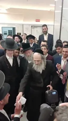 הרה"צ רבי אלימלך בידערמאן שליט"א איז משמח א חתן א יתום מיטן אויפטוישן זיין הוט ביים טאנצן...