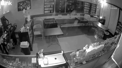 גנבים ברעכן דורך א טונעל אין געשעפט און גנבענען $180,000 אין קארטלעך.