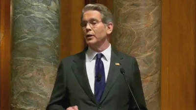 סעקרעטאר בעסענט דרינגט טעקסאס פירער צו שטיצן טראמפ אקאונטס.