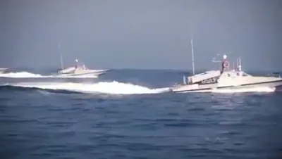 איראן פירט דורך א גרויסע ים-טרענירונג אין דעם סטראטעגישן דורכגאס פון הארמוז.