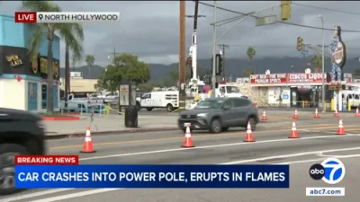 א גוטער ראטעוועט דרייווער פאר די קאר עקספלאדירט אין פלאמען.