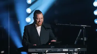 שרולי זינגער מיט יושע בערקא, יששכר גוטמאן, קלמי שווארץ, בנצי וועבערמאן & שמעי' פישער - שרולי מיט די זינגערס