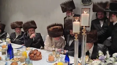 אדמו"רים ורבנים באטייליגן ביים שבע ברכות לבת העסקן ר' משה מארגערעטן