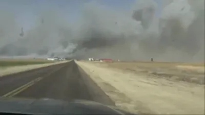 פייער ווילדעוועט איבער אקלעהאמע און קענזעס.