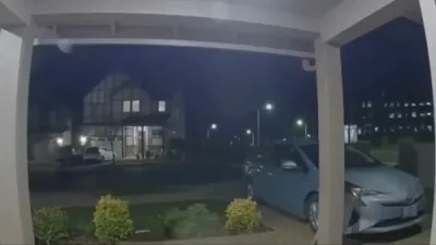 א טראק פליט אריין אין א הויז אין ארעגאן