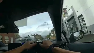 אפיציר ענדיגט א געיעג אין סעקונדעס דורך שפרינגען אויף צוימען.