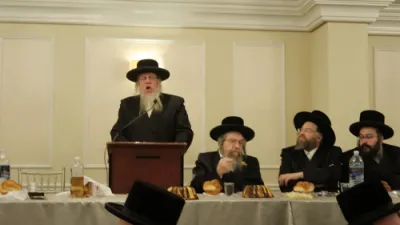 בילדער און קליפס פון די יארצייט סעודה פון כ"ק אדמו"ר הגה"ק מ'חוסט זצוק"ל כ"ט שבט תרומה תשפ"ו אין אנשי ספרד ב"פ און ביים מתפלל זיין אויפ'ן ציון הק' אין ביה"ח הר שלום מאנסי