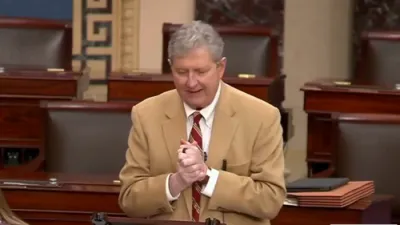 סענאטאר קענעדי זאגט אז טעהראן פירט שוין מלחמה.