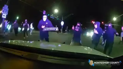 מאסקירטע פראטעסטירער נעמען ארום פאליציי אין מערילענד 