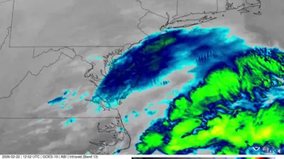 היסטארישער ווינטער שטורעם באגראבט צפון-מזרח אונטער צוויי פוס שניי.