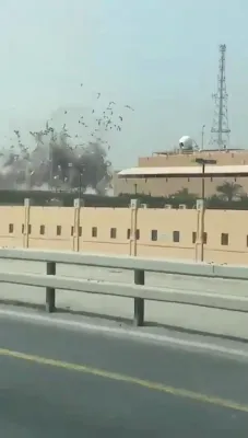 איראן פירט דורך אן אטאקע אויף אמעריקאנער ים-פלאט באזע אין באכריין.