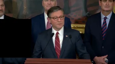 ספיקער מייק דזשאנסאן רייסט אראפ די דעמאקראטן וואס מאכן פראטעסטן בשעת טראמפ'ס סטעיט אוו די יוניאן 