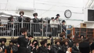 מצוה טאנץ פון כ"ק אדמו"ר ממחנובקא שליט"א ביי א חתונה פון א אייניקל 