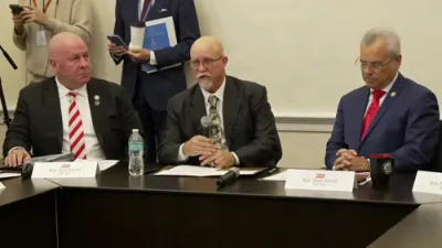 רעטייערטער סערדזשענט געבט קרעדיט פאר טראמפ'ס גרעניץ 