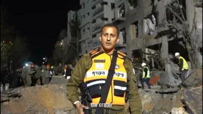 נאכפאלגן פון איראנישער ראקעט וואס האט געטראפן א ציווילע געביידע אין תל אביב.