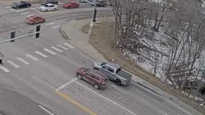 א לאך עפנט זיך אויף צוויי קארס אין נעברעסקע 