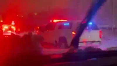 א טראק אין לאנג איילענד דרייט זיך איבער פון די שניי