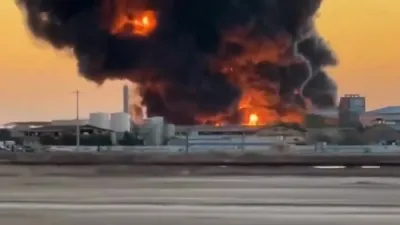 א מאסיווער פייער פארכאפט איראן'ס אינדוסטריעלער פאבריק פון אבאדאן.