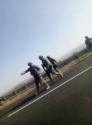 מעקסיקא שטעלט איין כוחות צוליב מורא פון נקמה פון קארטעל פירער.