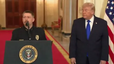 געוועזענער NYPD אפיציר באשולדיגט דאס באפרייען ריילי'ס מערדער