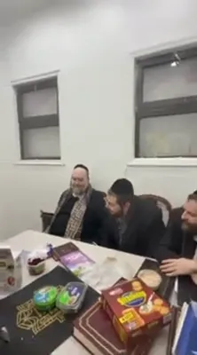  בעל מנגן ר' הערשי וויינבערגער מיט גראמען פאר כ"ק אדמו"ר מקרעטשניף כפר עטה שליט"א 