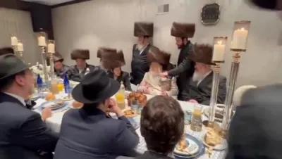 כ"ק אדמו"ר ממונקאטש שליט"א דערציילט וואס האט אים אריינגעפירט אין די פעלד פון פדיון שבויים, ביי א פריוואטע רייכע שבע ברכות פאר העסקן ר' משה מארגארעטען פון צדק ווי עס האבן זיך אויך באטייליגט צענדליגער אדוואקאטן