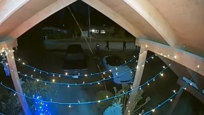 באַוואפענטע מענער שיסן 50 קוילן אין א הויז אין וואשינגטאן, טינעידזשער לעבט עס איבער אויף א וואונדערליכן וועג.