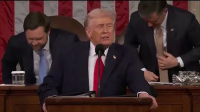 טראמפ באשולדיגט דעמאקראטן אין די האומלענד סעקיורעטי שאטדאון 