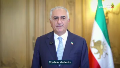 איראנע אנטלאפענער קרוין פרינץ רזא פאהלאוואי רופט סטודענטן צו אויפשטיין קעגן די רעזשים 