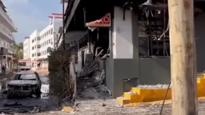 פארברענטע שטעט און פארברענטע קארס פאלגן נאך דעם קארטעל באלעבאס'ן מארד.