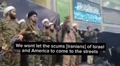 איראנער גלח סטראשעט פראטעסטירער מיט בלוט פארגיסונג ביי א ראלי.