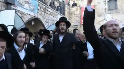 אידן טאנצן פרייליך אין מירון הארט איידער די מלחמה האט זיך אנגעהויבן 